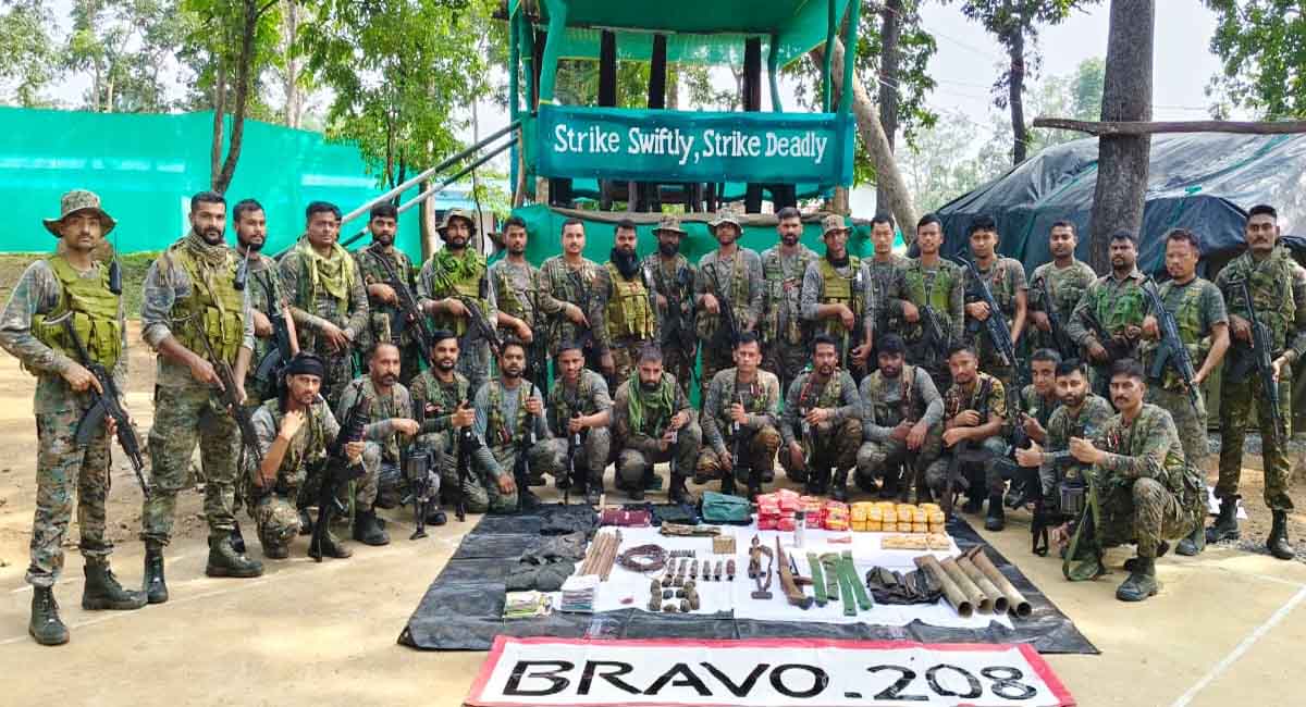 बीजापुर में माओवादियों के बड़े ठिकाने का खुलासा, भारी हथियार और गोला-बारूद बरामद, गड्ढों और पेड़ों की खोह में छिपा रखा था जखीरा