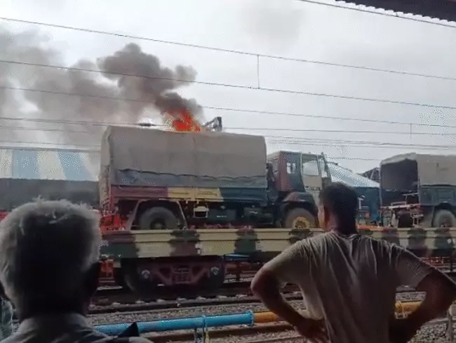 VIDEO : उज्जैन रेलवे स्टेशन पर मालगाड़ी में लोड सेना के ट्रक में लगी आग, हाईटेंशन लाइन से कवर टकराने के कारण उठा धुंआ