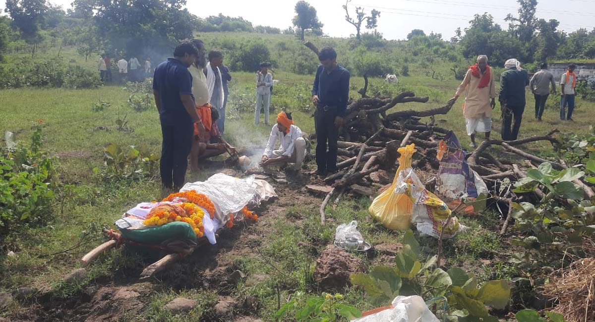 गुना के गढ़ा गांव में नहीं है मुक्तिधाम, ग्रामीणों को खुले में करना पड़ रहा अंतिम संस्कार