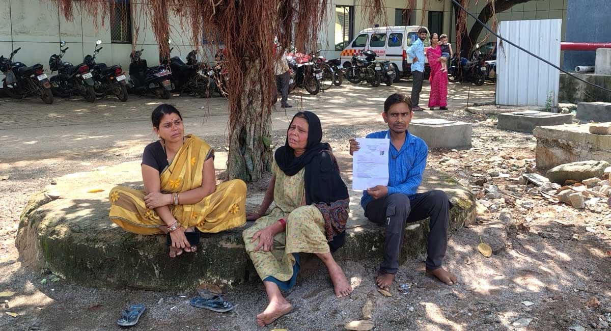 पत्नी से परेशान होकर युवक ने की आत्महत्या, मां ने लगाए गंभीर आरोप, सुसाइड नोट में 4 लोगों के नाम लिखे