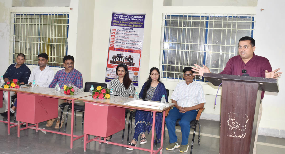 नेशनल एडिटर शैलेंद्र तिवारी ने छात्रों से मीडिया अनुभव साझा किया।