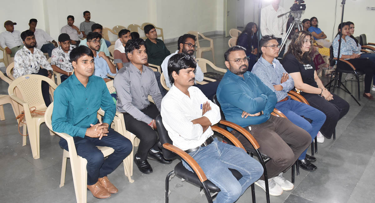 इंडक्शन प्रोग्राम में स्टूडेंट्स एवं पत्रकार।