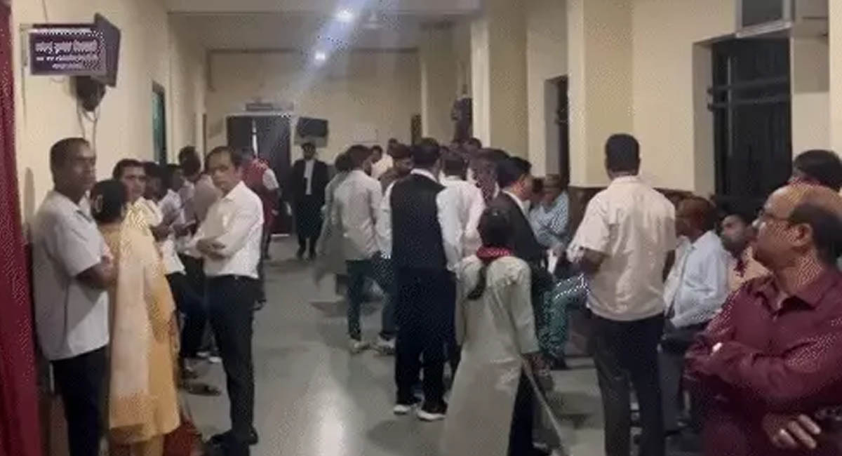 28 आबकारी अधिकारी रायपुर EOW कोर्ट में पेश, सुप्रीम कोर्ट के आदेश पर मिली जमानत