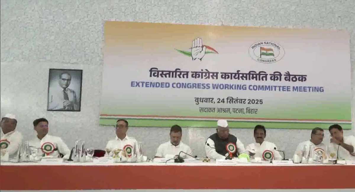 मल्लिकार्जुन खड़गे और राहुल गांधी की मौजूदगी में शुरू हुई CWC की बैठक