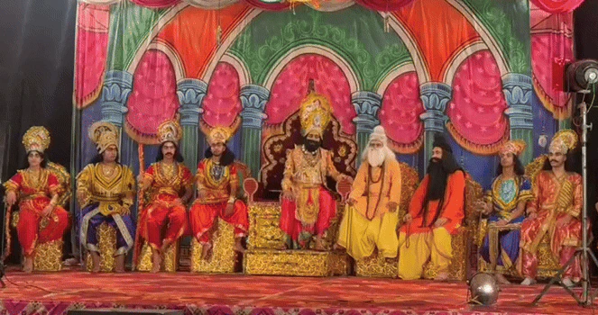 रामलीला के मंच पर दशरथ का किरदार निभा रहे कलाकार को आया हार्ट अटैक, अभिनय करते-करते थम गईं सांसें