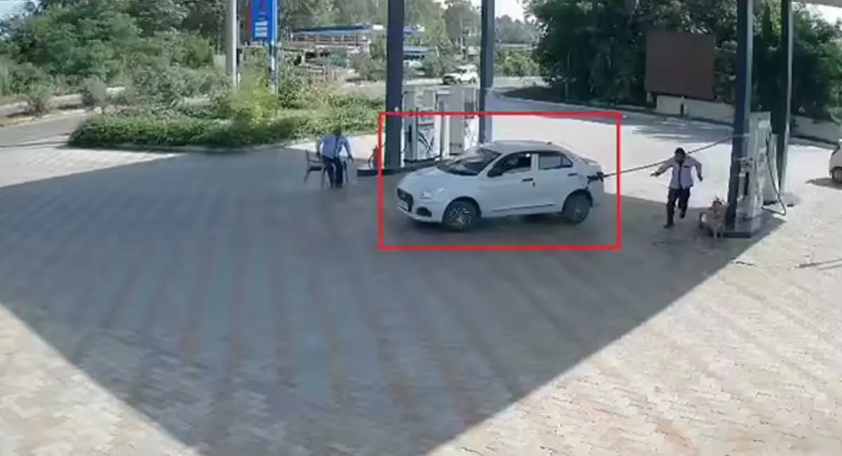 सोनीपत में दिनदहाड़े पेट्रोल की चोरी... 2600 रुपए का तेल डलवाकर भागे बदमाश, पेट्रोल पंप की मशीन भी उखाड़ी, CCTV वायरल 