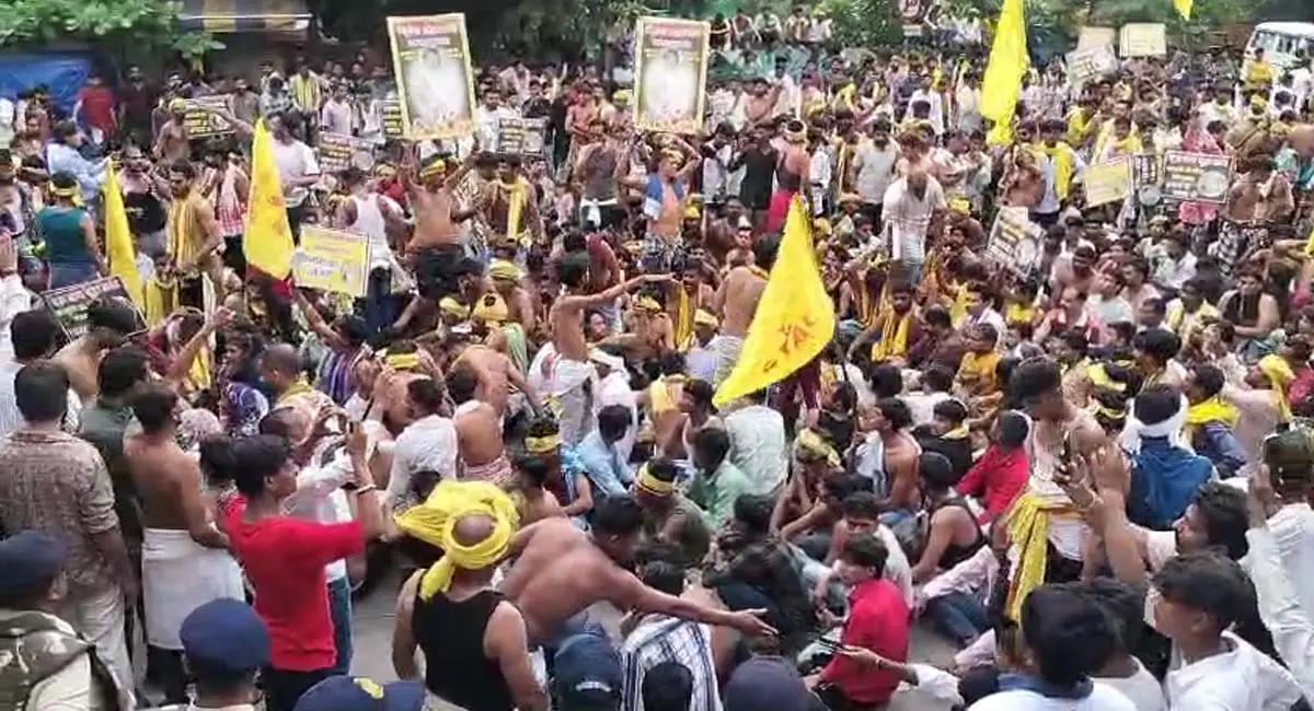 एमवाय अस्पताल चूहा कांड पर जयस का बड़ा आंदोलन, अर्धनग्न होकर किया प्रदर्शन, कलेक्टर कार्यालय पहुंचे, अधीक्षक-डीन के निलंबन की मांग पर अड़े