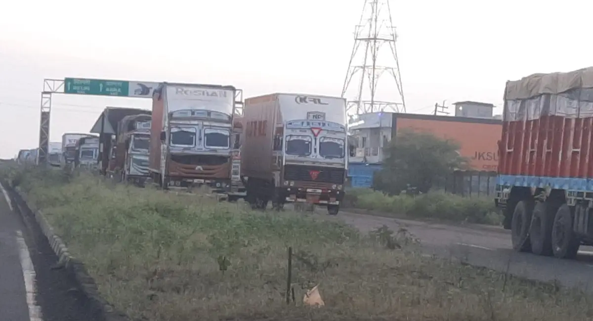 बुधवार सुबह टैंकर हटाने के बाद धीरे-धीरे यातायात बहाल किया गया। 
