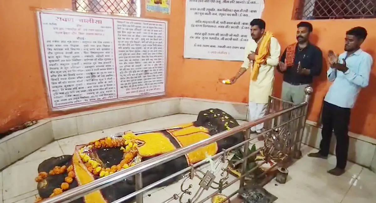 जहां दशहरे पर रावण दहन नहीं, होती है पूजा, मंदिर में लेटी हुई प्रतिमा