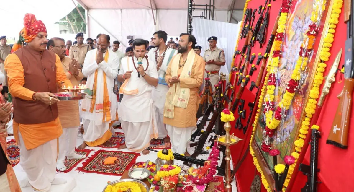इंदौर में विजयादशमी पर सीएम डॉ. मोहन यादव ने किया शस्त्र पूजन, कहा- प्रदेश में होगी पुलिसकर्मियों की भर्ती