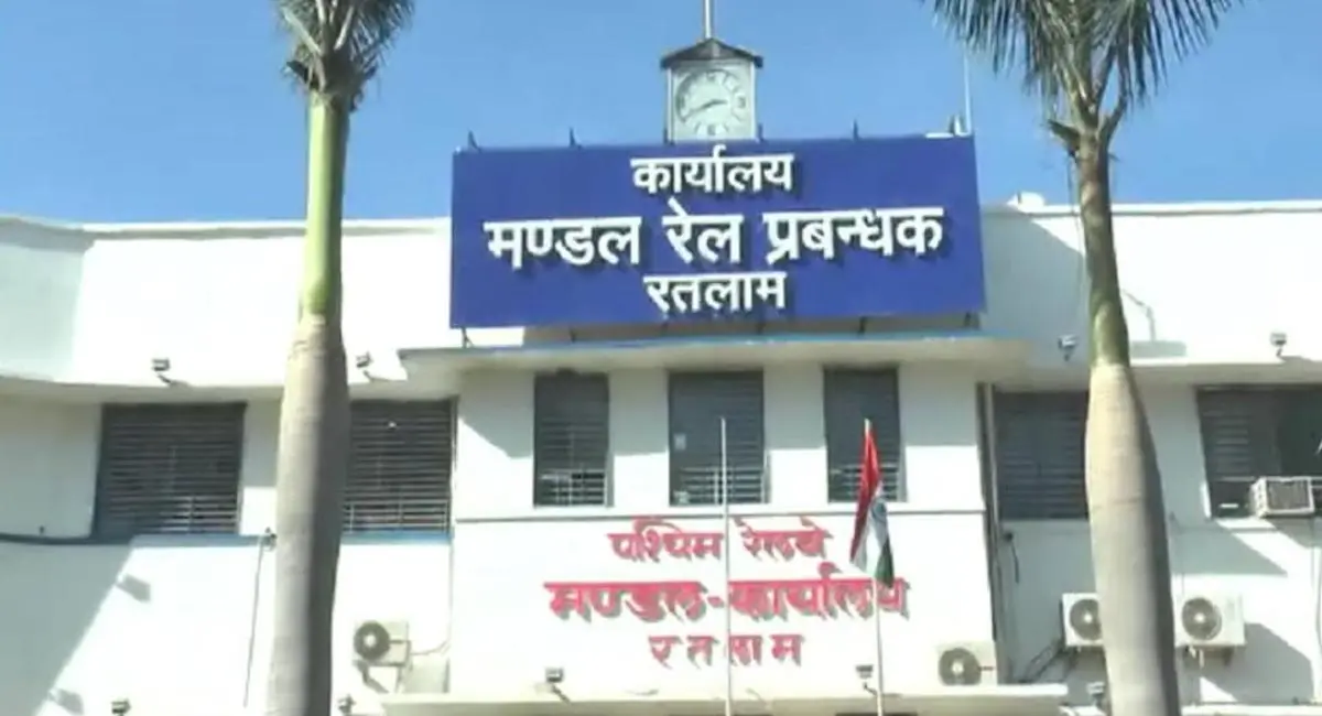 152 छात्र पकड़े अवैध यात्रा करते, रतलाम मंडल में रियायती टिकट पर सख्त कार्रवाई, टूर ऑर्गनाइजर से वसूला 1.17 लाख जुर्माना 