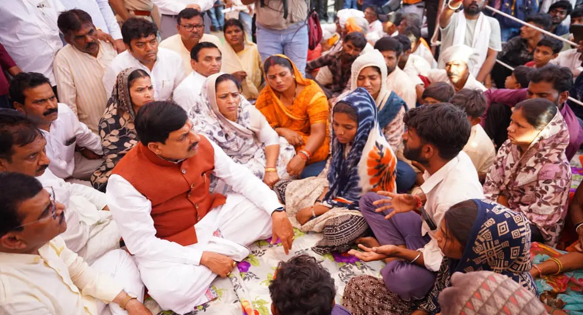 पीड़ित परिवारों से मिले CM डॉ. मोहन यादव, तालाब किनारे घाट बनाने के दिए निर्देश