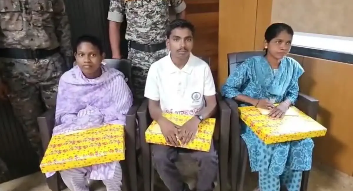 गरियाबंद पुलिस को मिली बड़ी कामयाबी, 3 नक्सलियों ने किया आत्मसमर्पण, तीनों पर था 1-1 लाख का इनाम