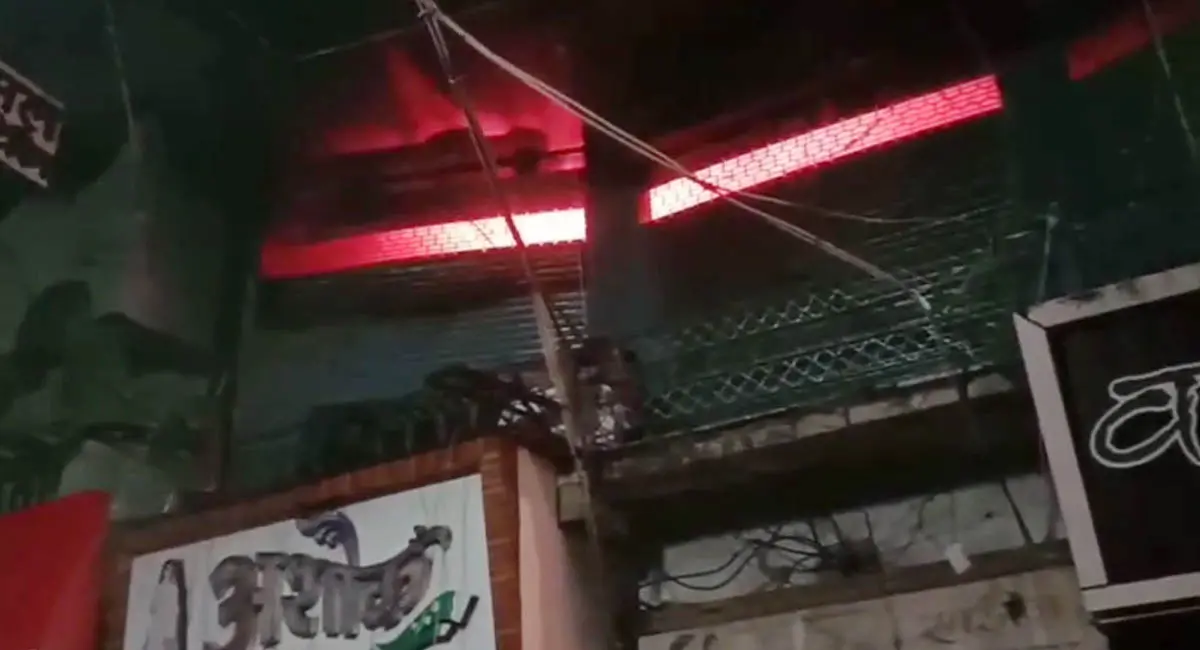 आगजनी की चपेट में आ सकती थी 100 से ज्यादा दुकानें, सतर्कता से टला करोड़ों का नुकसान