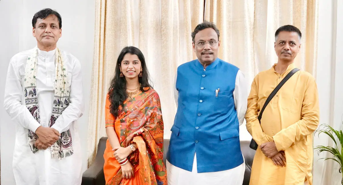 मैथिली ठाकुर के राजनीति में आने की चर्चा तेज, दरभंगा की अलीनगर सीट से लड़ सकती हैं विधानसभा चुनाव
