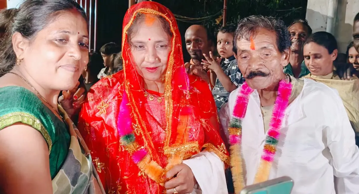 70 का दूल्हा, 30 की दुल्हन…बिलासपुर में इश्क के आगे टूटी उम्र की दीवार, भगवान को साक्षी मानकर किया प्रेम विवाह
