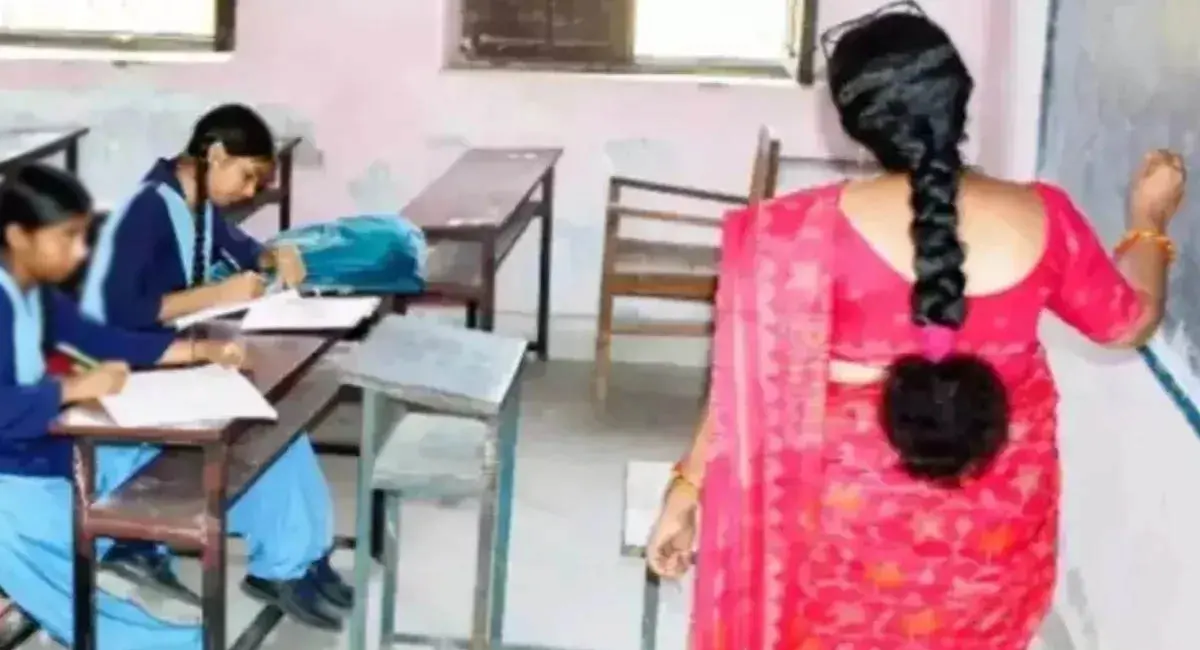 छत्तीसगढ़ में टीचर देती है गली और पीटती भी है... बच्चे स्कूल के बाहर बैठे, शिक्षिका को हटाने की मांग