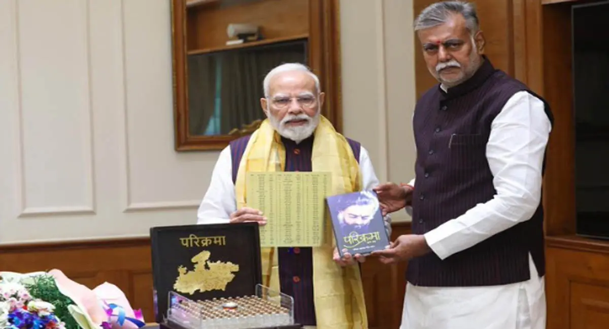 PM मोदी से मिले मंत्री प्रहलाद पटेल, सौंपा 108 नदियों के उद्गम का जल और आध्यात्मिक पुस्तक 