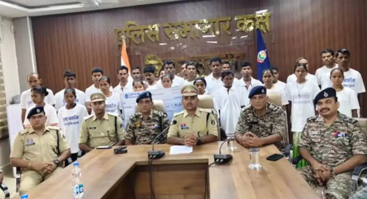 सुकमा में 27 माओवादियों का आत्मसमर्पण, 50 लाख के इनामी भी शामिल, पुलिस की पहल का असर