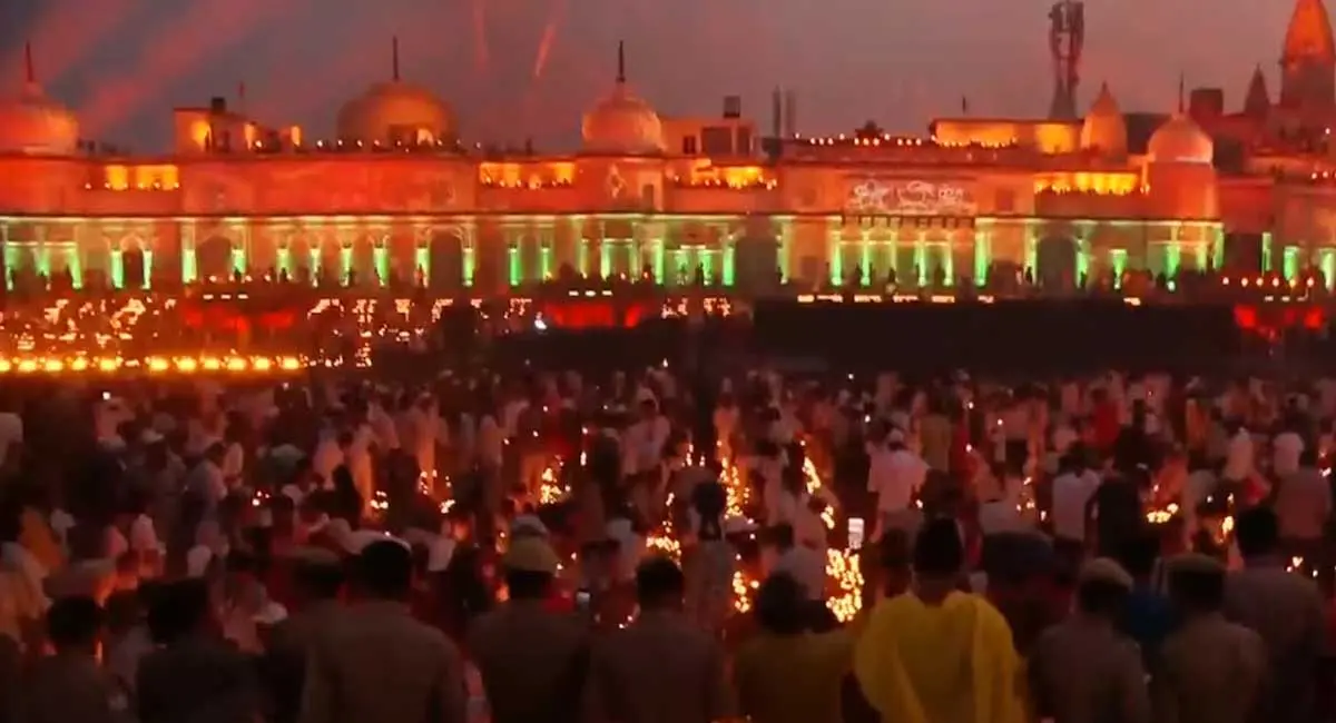 लाखों दीपों से रोशन हुई अयोध्या, सीएम योगी ने किया श्रीराम-सीता का स्वागत