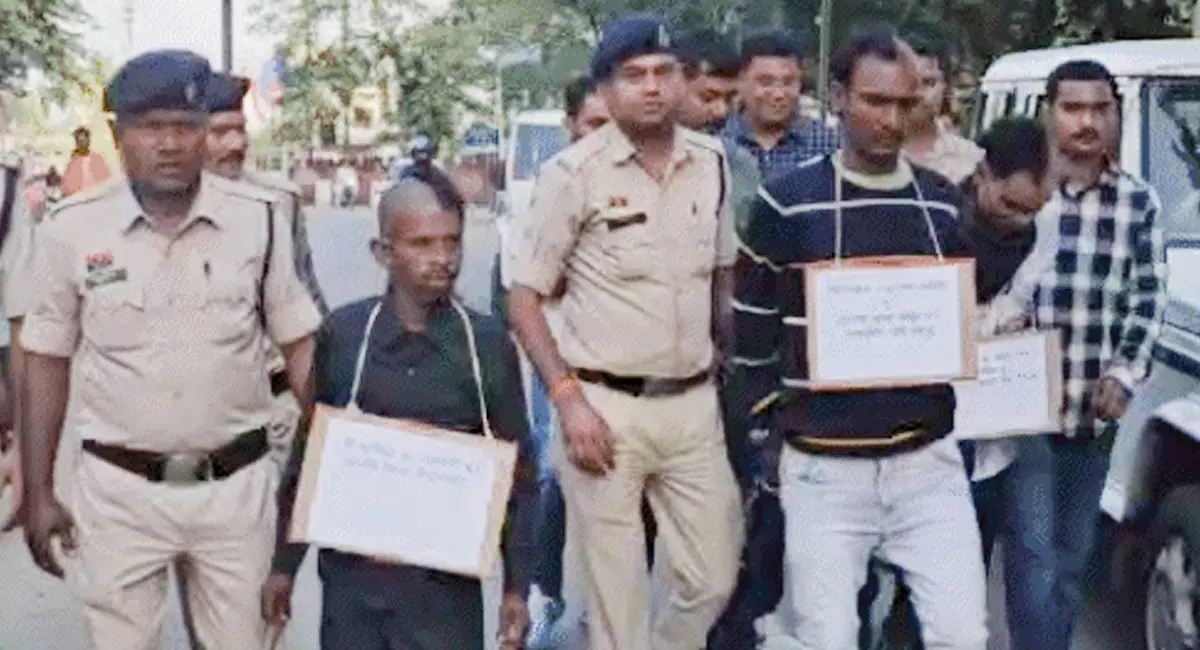 सास-ससुर को पेट्रोल बम से जिंदा जलाया, पुलिस ने साथी के साथ निकाला जुलूस