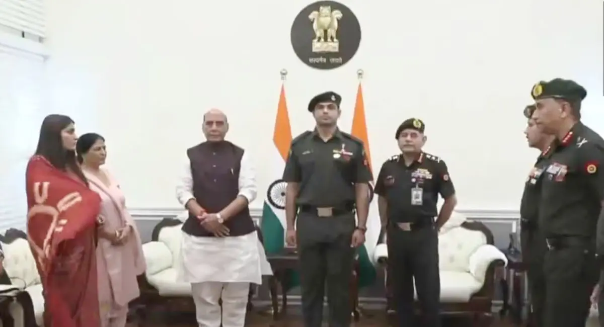 ओलंपिक गोल्ड मेडलिस्ट नीरज चोपड़ा बने भारतीय सेना में लेफ्टिनेंट कर्नल, रक्षा मंत्री राजनाथ सिंह ने दी उपाधि