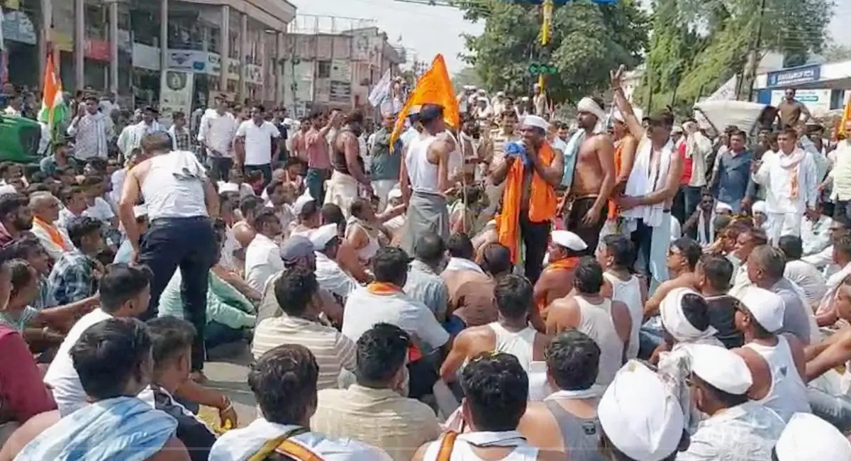 फसल बीमा और एमएसपी की मांग को लेकर किसानों का अर्धनग्न प्रदर्शन, कलेक्टर दफ्तर में हंगामा, FIR दर्ज