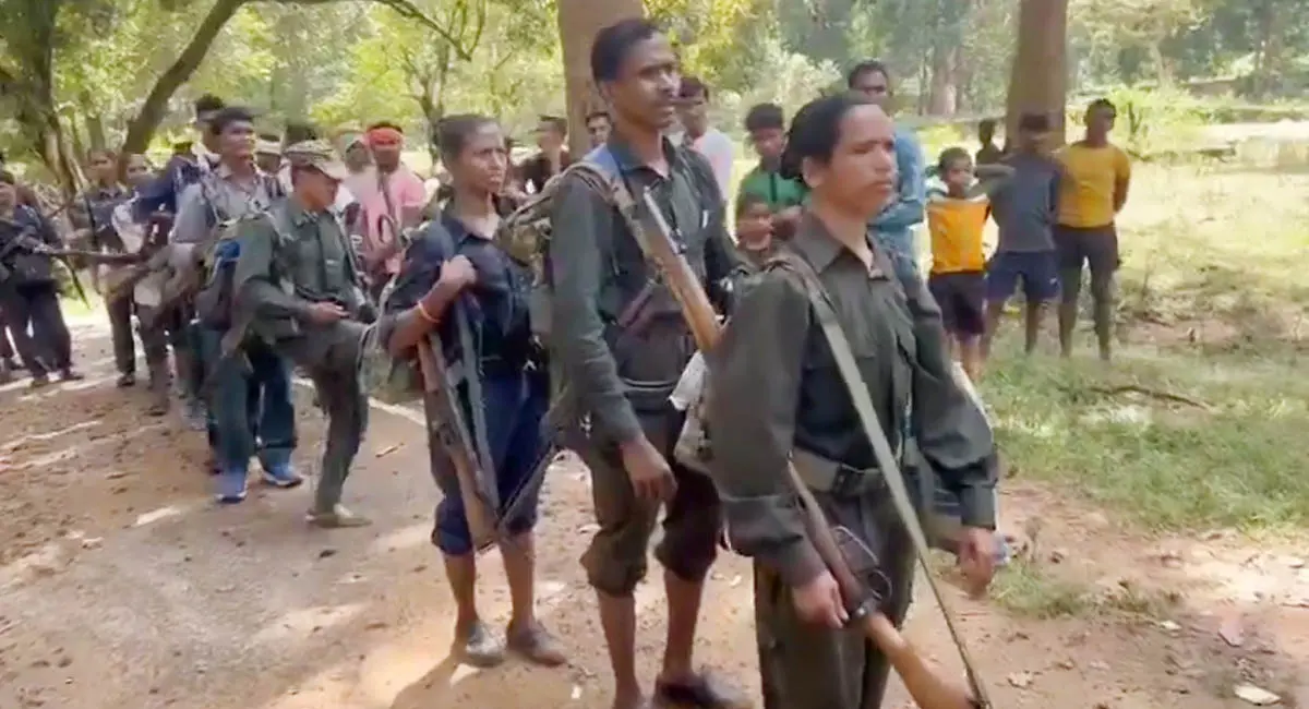 कांकेर में नक्सलियों का आत्मसमर्पण, 21 माओवादियों ने 18 हथियारों के साथ किया सरेंडर