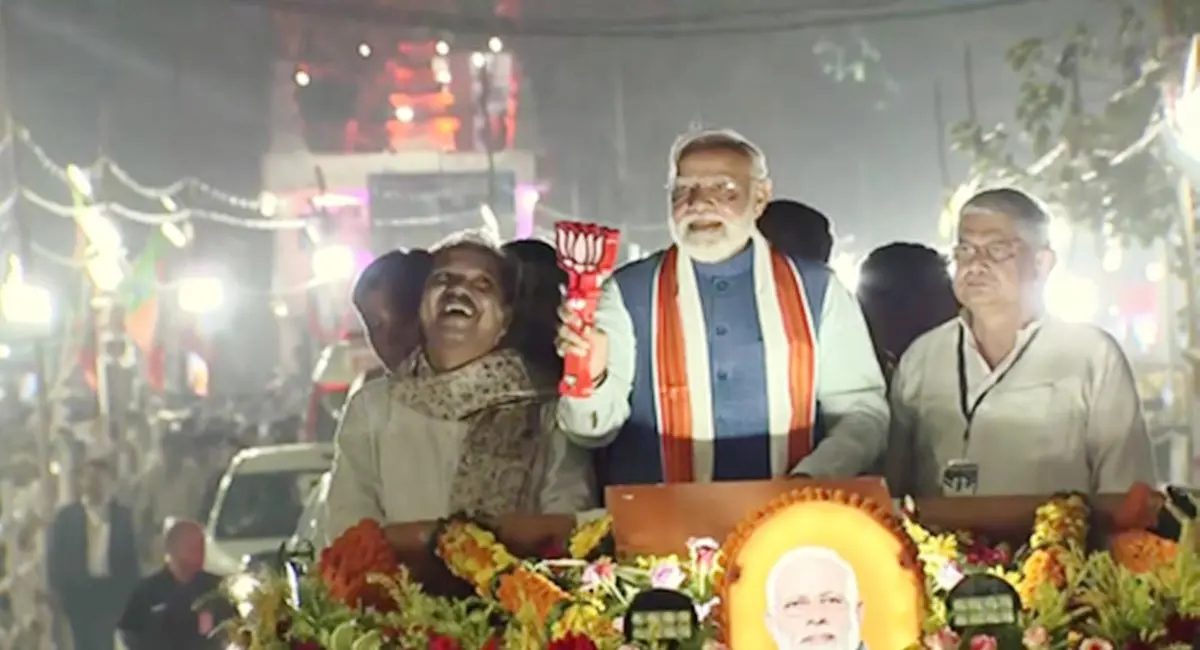 पटना में पीएम मोदी का भव्य रोड शो, फूलों की बारिश और ‘मोदी जिंदाबाद’ के नारों से गूंजा शहर