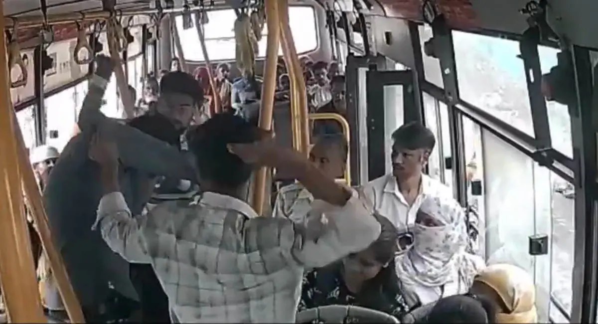 यात्री ने दो साथियों के साथ कंडक्टर को पीटा, CCTV में कैद हुई घटना