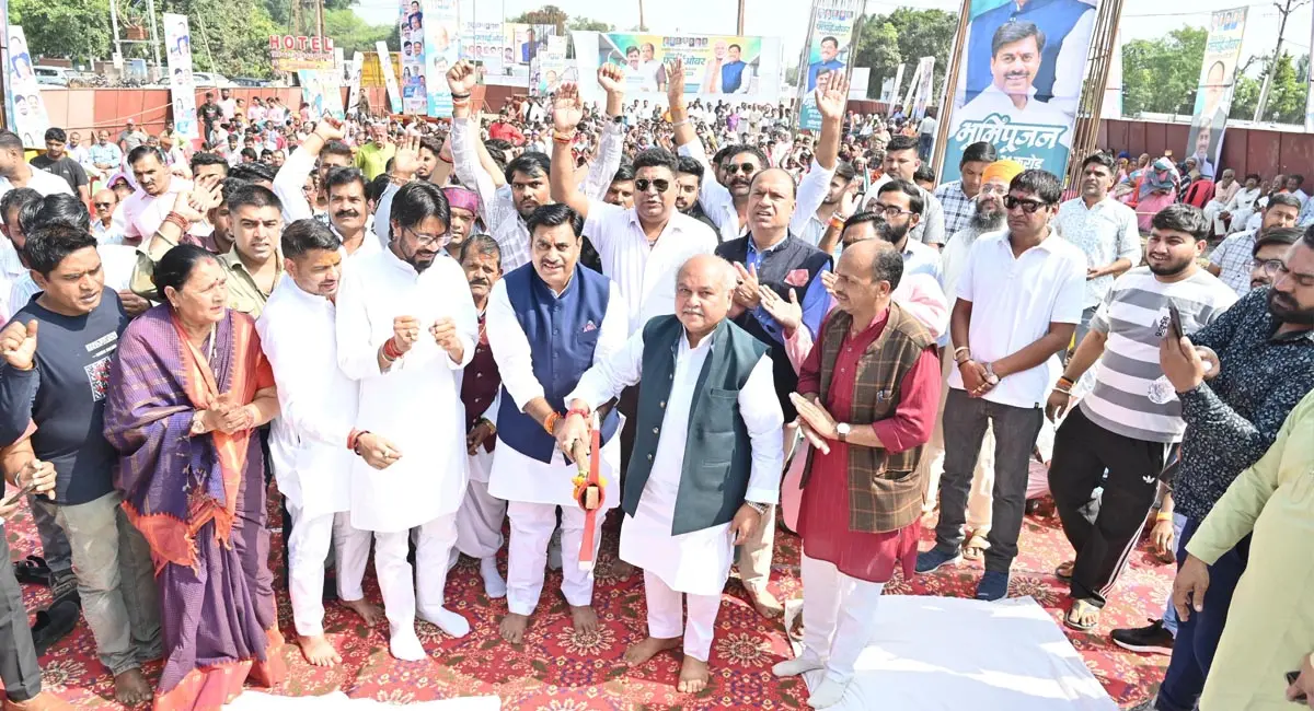 खजूरी जंक्शन पर 31 करोड़ से बनेगा सिक्स लेन फ्लाईओवर, विधानसभा अध्यक्ष नरेंद्र सिंह तोमर और विधायक रामेश्वर शर्मा ने किया भूमिपूजन