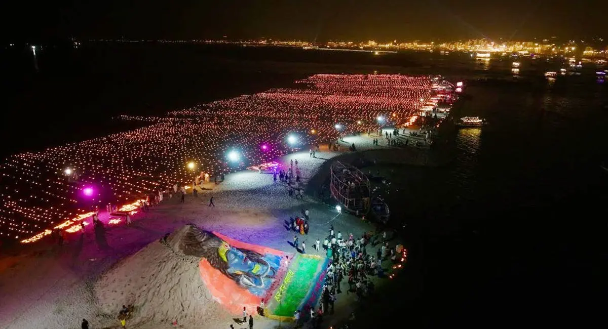 देव दीपावली पर जगमगाई काशी : 84 घाटों पर जले 25 लाख दीप, सीएम योगी ने नमो घाट पर किया शुभारंभ