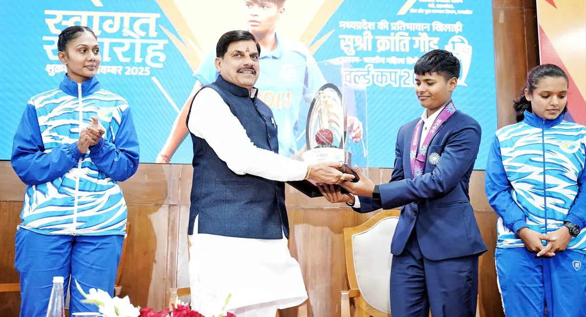 सीएम ने किया विश्व विजेता क्रिकेटर का सम्मान, पिता की बहाली और छतरपुर में बनेगा स्टेडियम