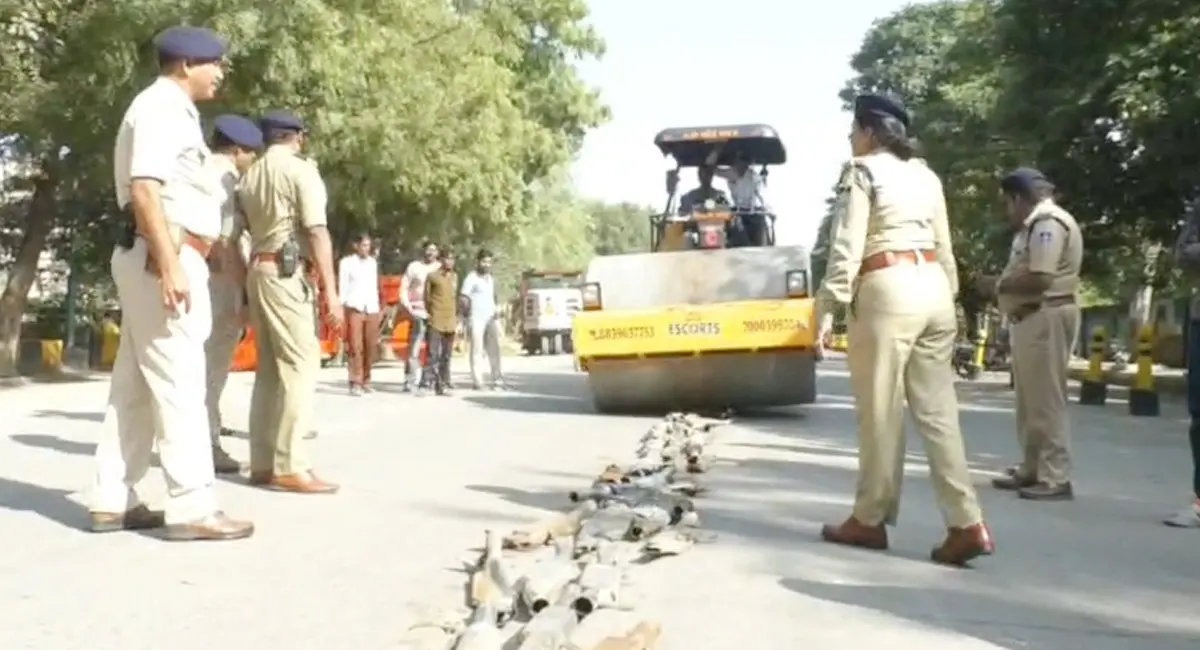 1500 मॉडिफाइड साइलेंसर और 60 हूटर को रोड रोलर से कुचलकर किया नष्ट