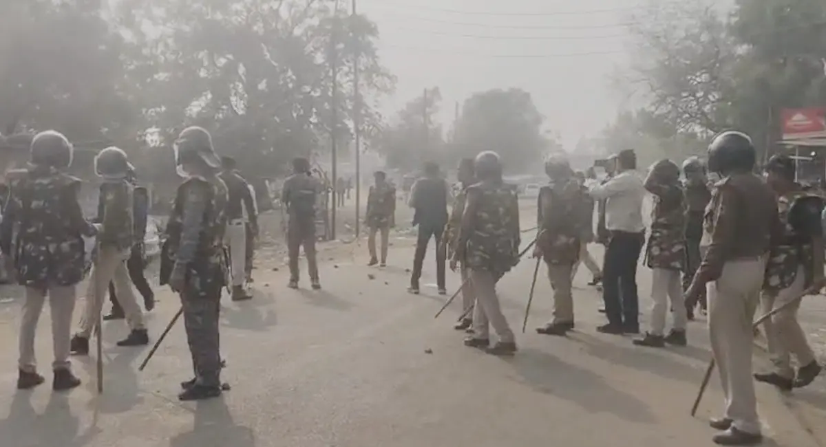 प्रदर्शन के दौरान पथराव, पुलिस ने छोड़े आंसू गैस के गोले; आरोपी सलमान अब भी फरार