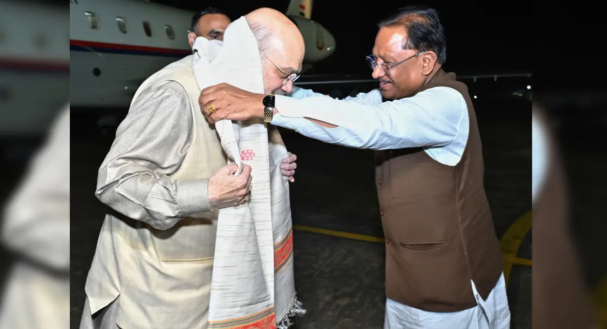 गुरुवार देर रात अमित शाह रायपुर पहुंचे, एयरपोर्ट पर सीएम साय ने किया स्वागत।