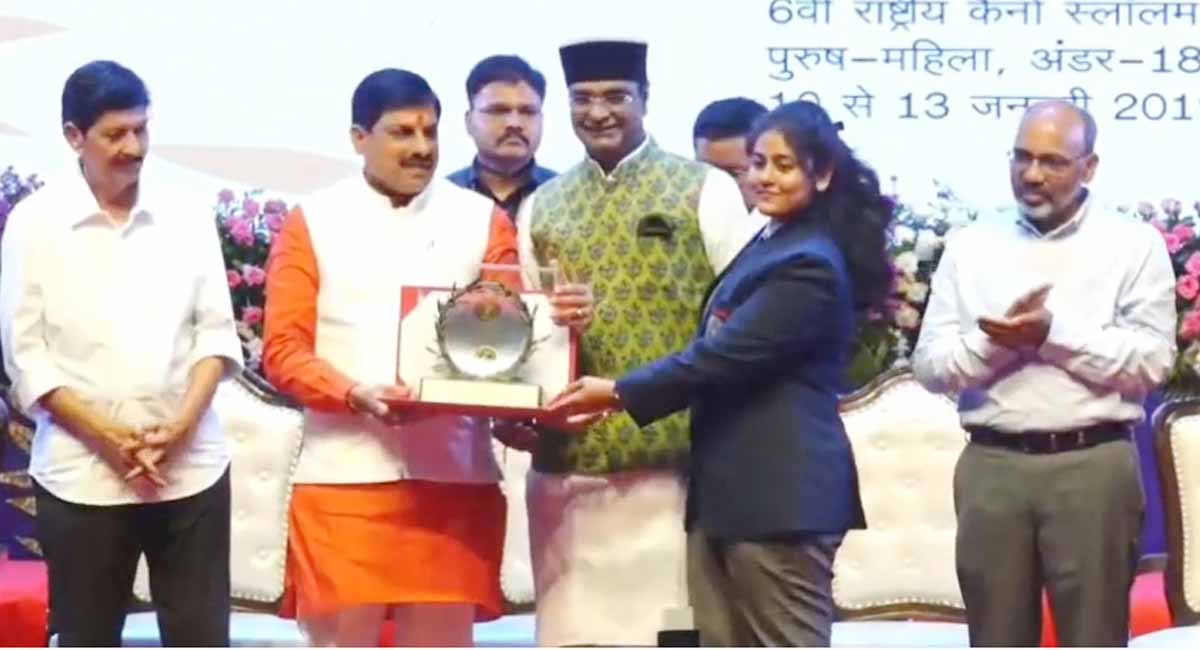 MP शिखर खेल अलंकरण समारोह में 12 विक्रम और 11 खिलाड़ी एकलव्य पुरस्कार से सम्मानित, सीएम ने कहा- खिलाड़ी भावना से बनती है महानता की राह