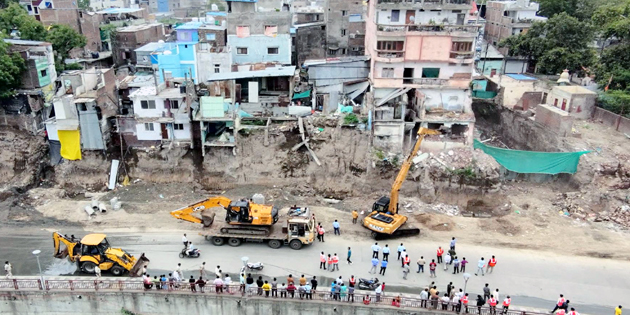 हवा में लटक रहे थे 18 मकान – नोटिस देने के बाद तोड़ने की कार्रवाई