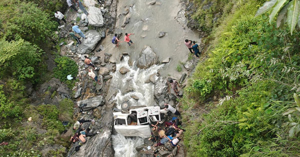 उत्तराखंड के पिथौरागढ़ में दर्दनाक हादसा : 150 मीटर गहरी खाई में गिरी मैक्स गाड़ी, 8 की मौके पर मौत