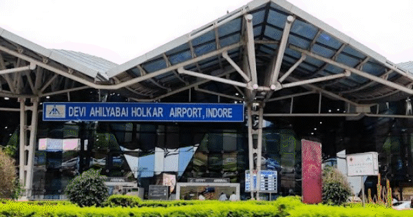 इंदौर एयरपोर्ट पर मच्छरों से परेशान यात्री, सोशल मीडिया पर फोटो-वीडियो शेयर कर की शिकायत, अथॉरिटी को किया टैग