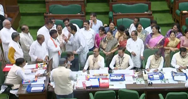 छत्तीसगढ़ विधानसभा से पूर्व सीएम भूपेश बघेल समेत 30 कांग्रेस विधायक 1 दिन के लिए सस्पेंड, खाद संकट पर कांग्रेस का विरोध