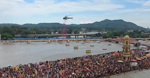 हरिद्वार में हेलीकॉप्टर से कांवड़ियों पर बरसाए फूल, मुख्यमंत्री ने शिवभक्तों का किया चरण पूजन, हर की पौड़ी पर दिखा भक्ति और सेवा का अद्भुत संगम