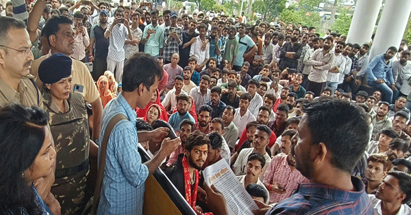 रतलाम में करणी सेना का प्रदर्शन : एएसपी राकेश खाखा को हटाने की मांग, लाठीचार्ज के विरोध में सड़क पर उतरे कार्यकर्ता