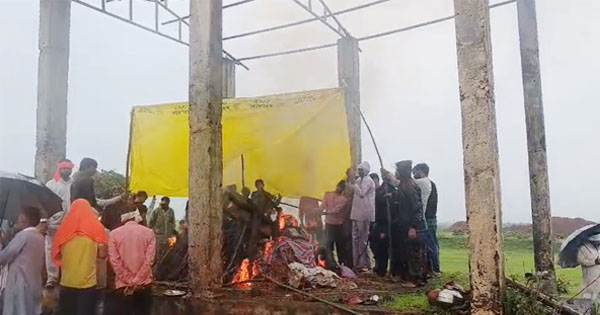 गुना में इंसानियत और सिस्टम दोनों हारे! सतनपुर में सर्पदंश के शिकार को नहीं मिली सम्मानजनक विदाई, मुक्तिधाम में तिरपाल तानकर किया अंतिम संस्कार