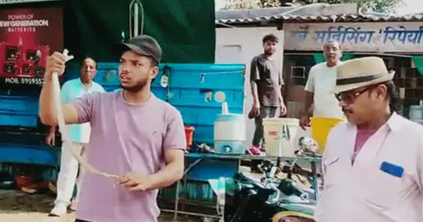 सागर : बाइक में घुसा जहरीला सांप, छात्र दो घंटे तक घुमाता रहा बुलेट, सर्विस सेंटर पर हुआ खुलासा
