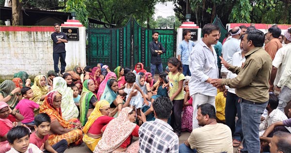 गुना : बिजली संकट झेल रहे वार्ड-32 के रहवासियों ने कलेक्टर निवास का किया घेराव, कलेक्टर ने सुनीं समस्या और निराकरण के दिए निर्देश