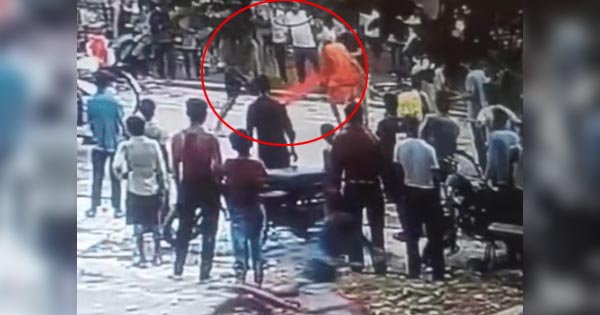 खजुराहो में भाजपा नेता ने बुजुर्ग पुजारी को लाठी और डंडों से पीटा, वीडियो सामने आने के बाद FIR दर्ज