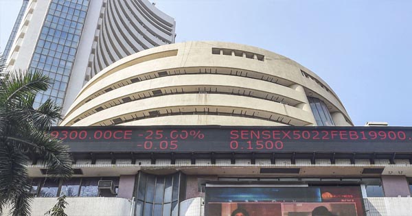 शेयर बाजार में भारी गिरावट, सेंसेक्स 650 अंक टूटा, निफ्टी 25,050 के नीचे फिसला, जानिए क्या हैं गिरावट की मुख्य वजहें