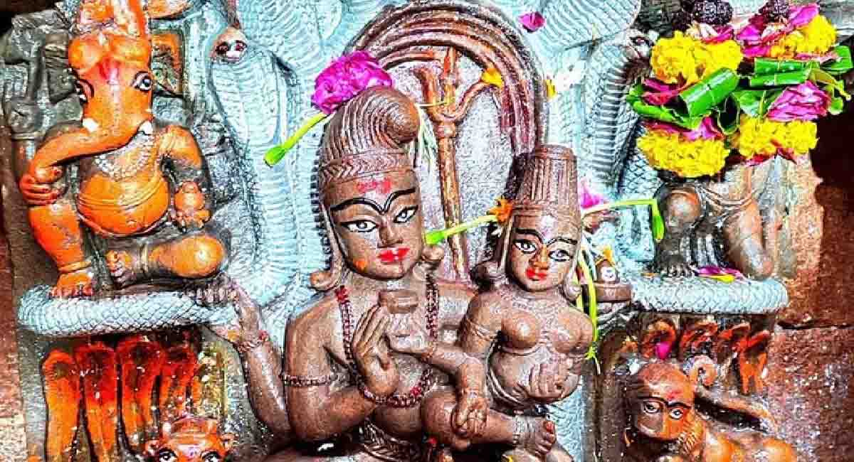 साल में सिर्फ एक बार खुलता है ये अद्भुत मंदिर... उज्जैन में नागपंचमी पर होंगे भगवान नागचंद्रेश्वर के दुर्लभ दर्शन, रात 12 बजे खुलेंगे मंदिर के पट