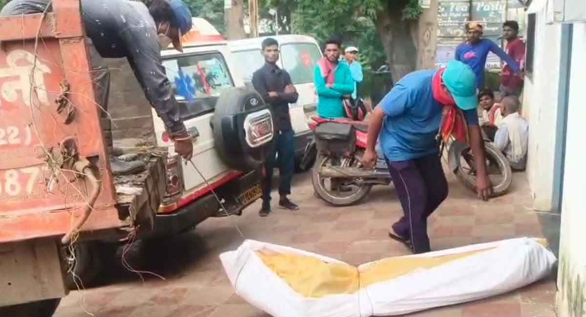 कटनी नगर निगम की शर्मनाक लापरवाही, लावारिस शव को अंतिम संस्कार के लिए कचरा ढोने वाले ट्रैक्टर से ले जाया गया, वीडियो वायरल
